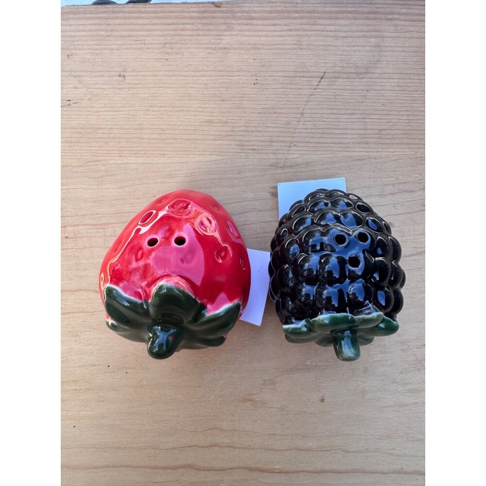 Cracker Barrel Strawberry Blackberry Salt Pepper Shakers Fruit Set Ceramic - Picture 2 of 5